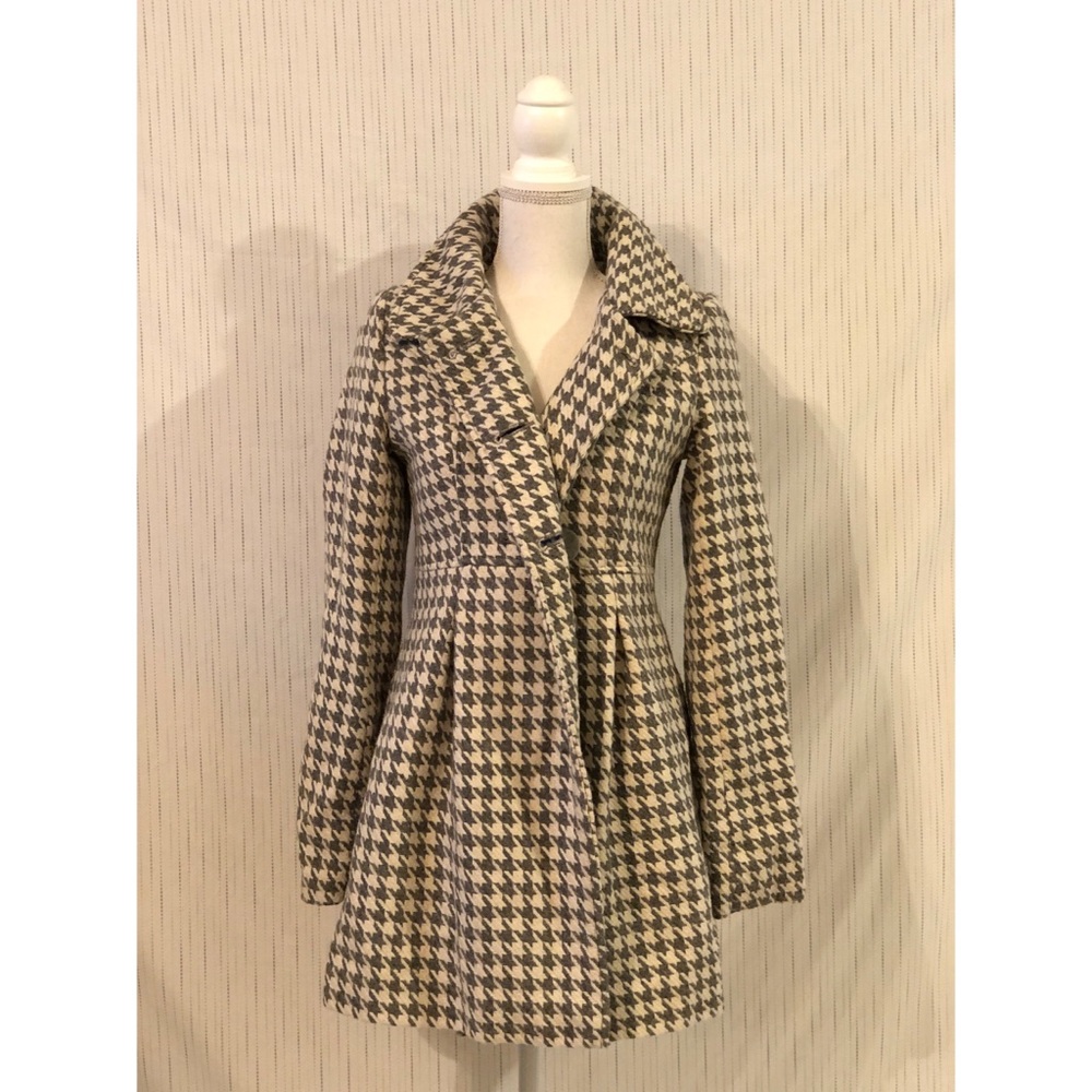 Gray houndstooth coat